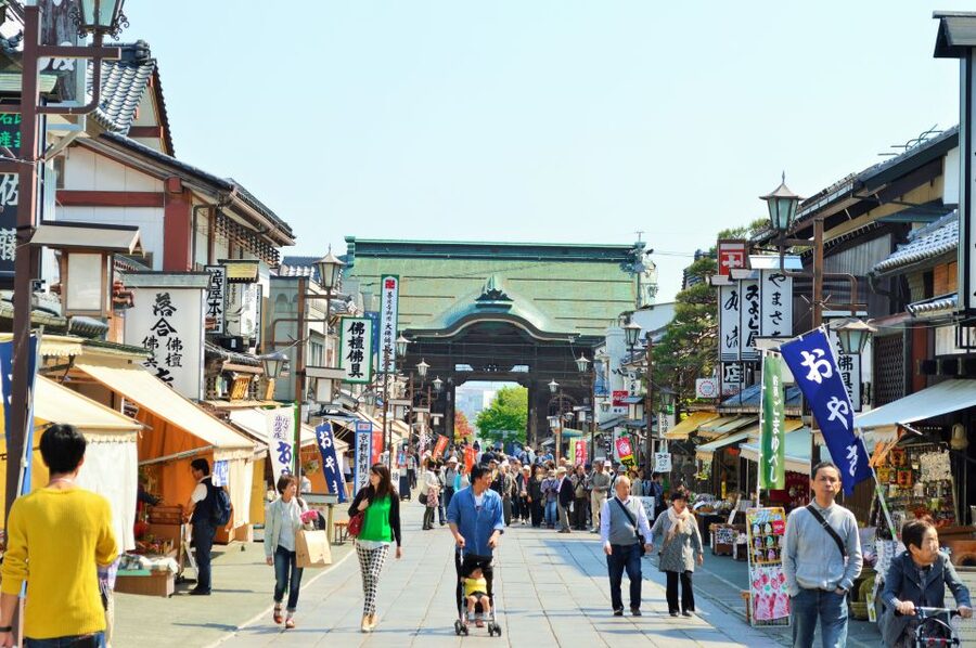 Nagano: Snow Monkeys, Zenkoji Temple & Sake Day Trip - Lunch in Nagano before the monkey park trek