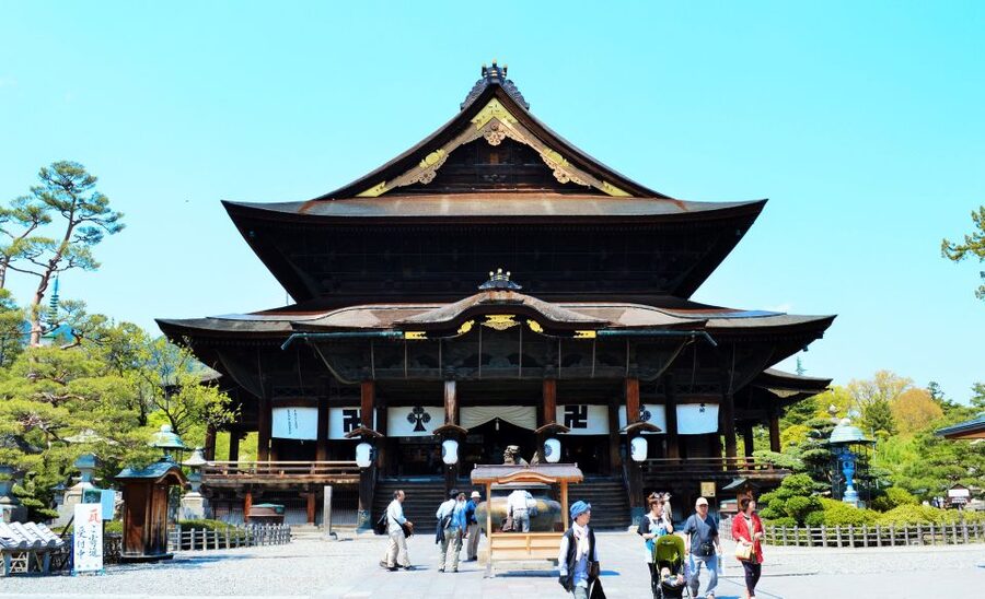 Nagano: Snow Monkeys, Zenkoji Temple & Sake Day Trip - The short food stop that sets up the day