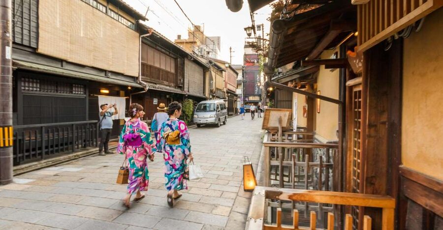 Night Walk in Gion: Kyoto's Geisha District - Where the tour begins, and why that matters at night
