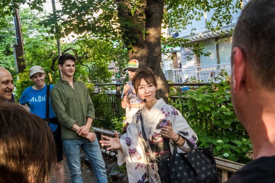 Night Walk in Gion: Kyoto's Geisha District - Spotting geiko and maiko in the real world, without losing your manners