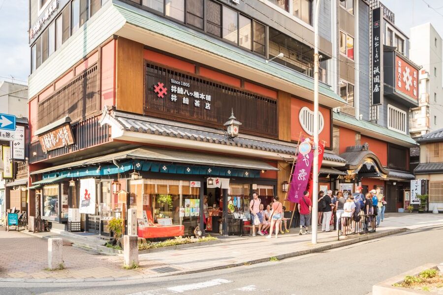 Night Walk in Gion: Kyoto's Geisha District - Pace, group feel, and what 2 hours actually gives you