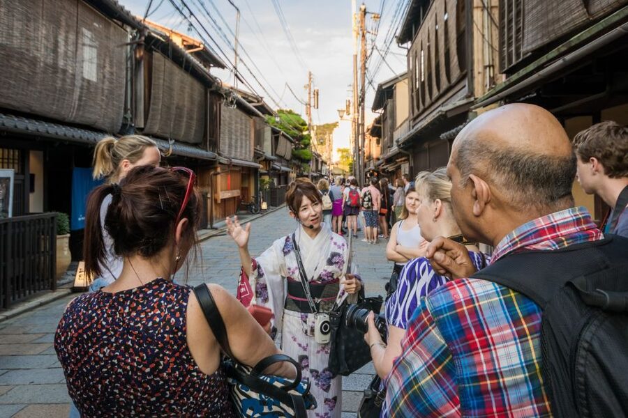 Night Walk in Gion: Kyoto's Geisha District - Price and value: what $21 buys you in Kyoto nights