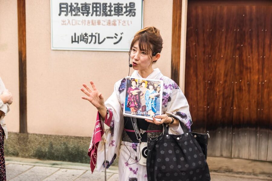 Night Walk in Gion: Kyoto's Geisha District - The main story you’ll hear: geiko, maiko, and the rules behind the look