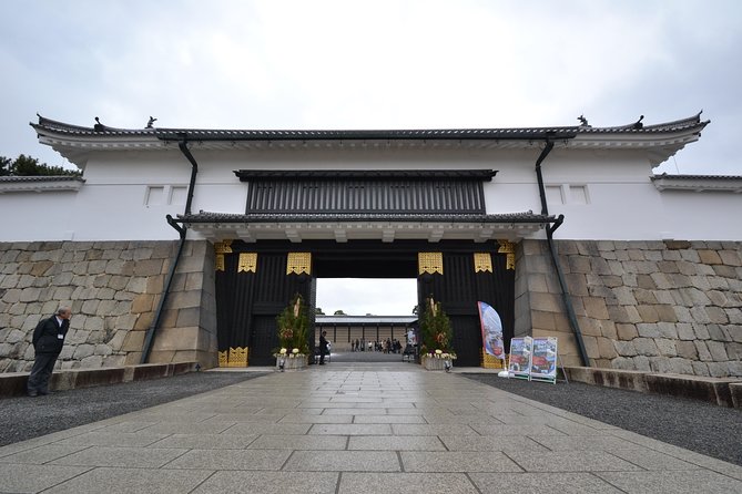 Nijo Castle and Imperial Palace Visit with Guide - Nijō Castle, 1 hour of shogunate context at the main gate