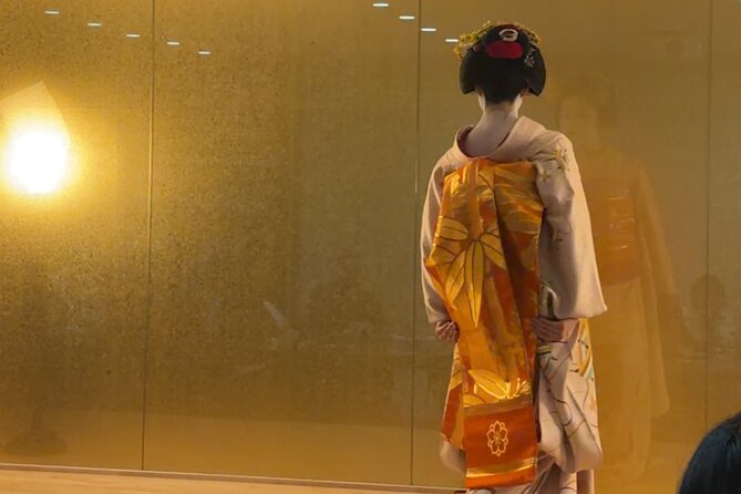 One Hour Geisha Show in Gion Kyoto - Step 1 in the program: watching a maiko up close in Gion