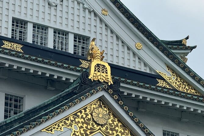 Osaka Castle Walking Tour - Guides who answer questions, with English that stays clear