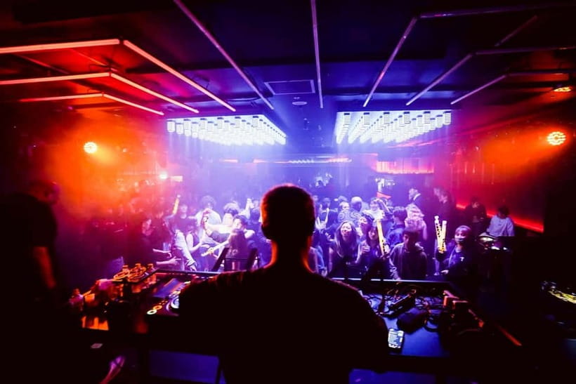 Osaka Dotonbori:GIRAFFE Nightclub Ticket with Drink/VIP Plan - The Music Program: EDM, Hip-Hop, and a Stage Show You Should Look For