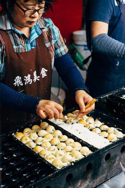 Osaka: Food Tour Kuromon Market & Dotonbori with Guide - Mitoya three colour dango: a quieter Osaka snack break