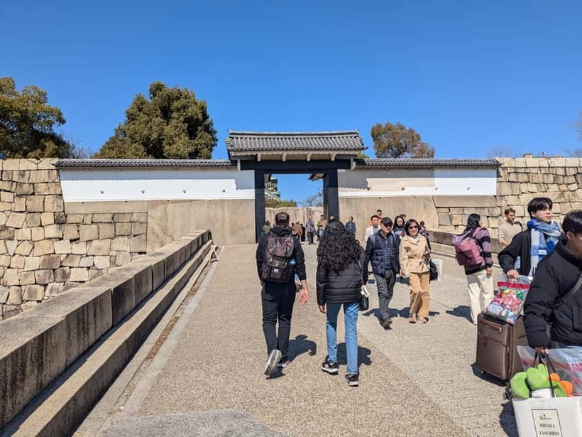 Osaka: Osaka Castle Guided Tour with Local Guide - Samurai Traditions and Castle Defenses, Explained in Plain Terms