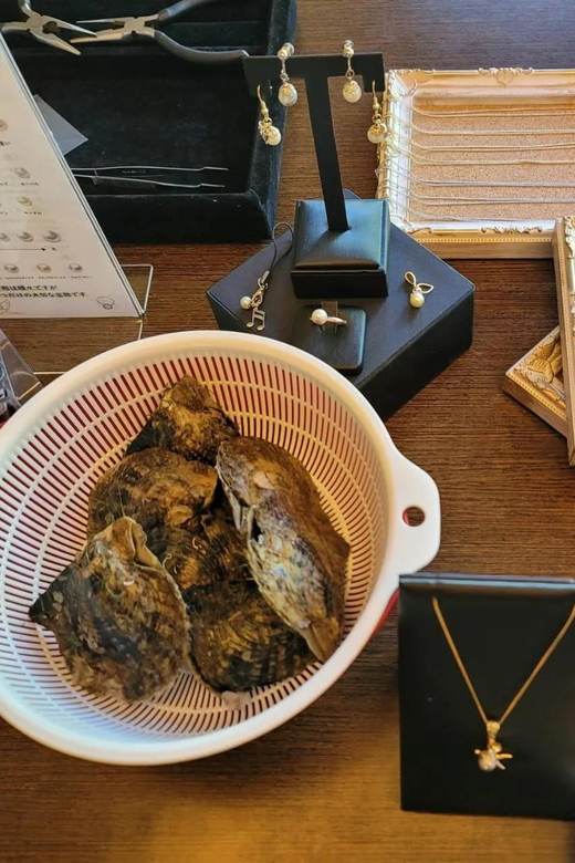 Osaka Shinsaibashi Pearl extraction experience - Language and group setup: what changes, and how you can make it work