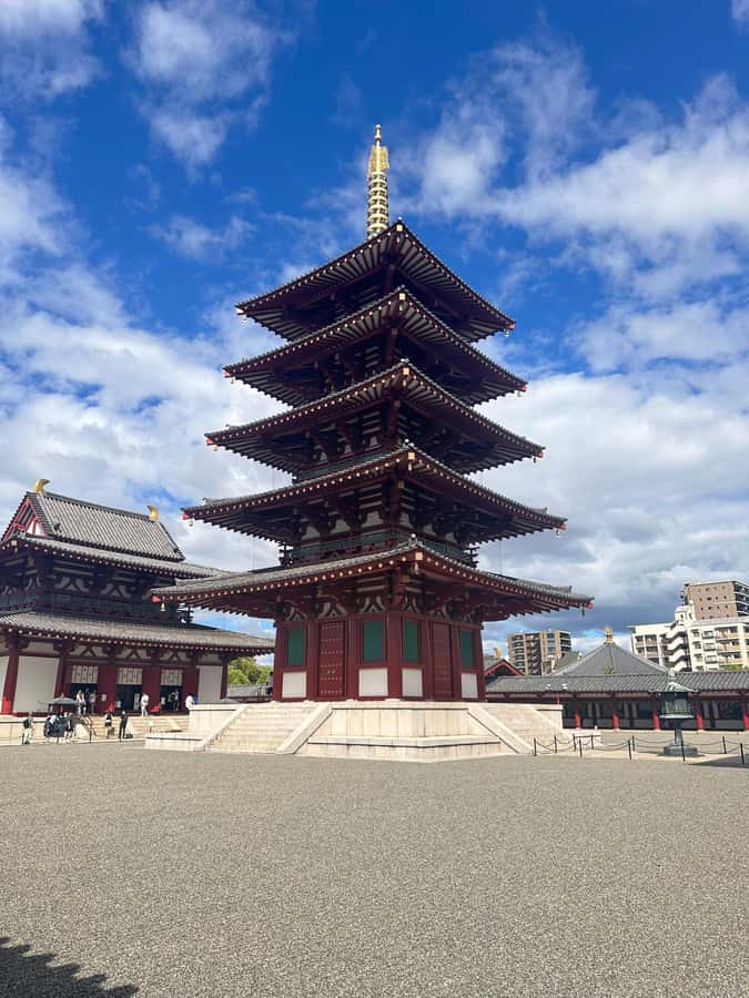 Osaka: Visit the must-see places. - Osaka Castle: the Sengoku anchor of your day