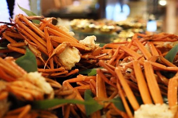Play with Snow Crab Buffet Lunch and Strawberry Picking Bus Tour - Strawberry picking: the seasonal stop that breaks up the day