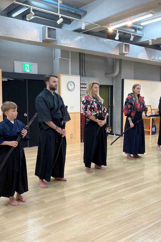 SAMURAI EXPERIENCE in Tokyo（Harajuku）【SAMURAI've】 - Basic samurai sword fighting moves, taught with beginner sanity