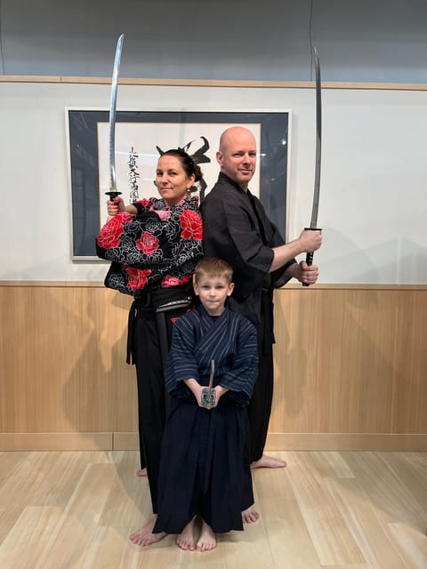 SAMURAI EXPERIENCE in Tokyo（Harajuku）【SAMURAI've】 - Photoshoot time: holding the sword in your kimono