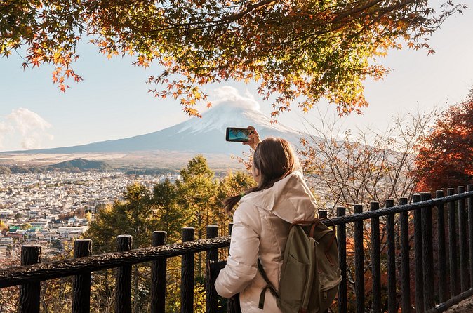 Small Group Tour Mount Fuji and Lake Kawaguchi from Tokyo - Fujiyoshida free time: lunch on your terms and souvenirs