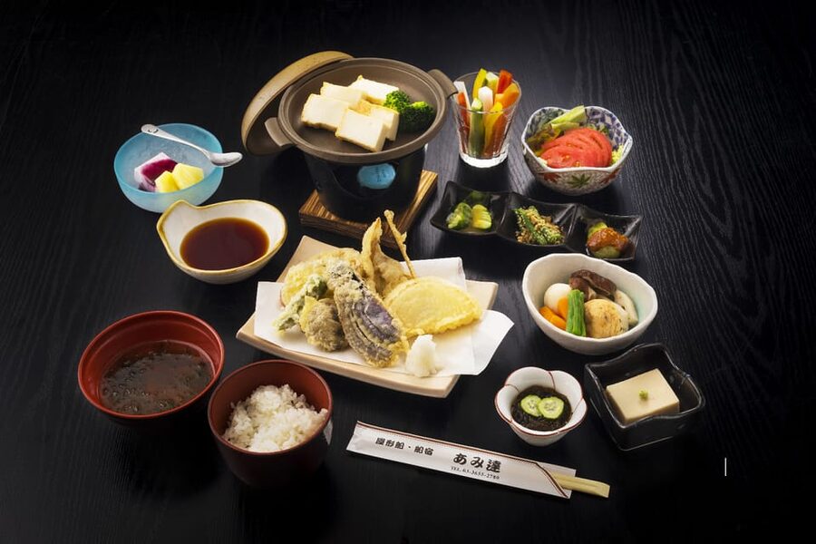 Sumida River: Japanese Traditional Yakatabune Dinner Cruise - Drinks and Service Style: How You’ll Interact With the Crew