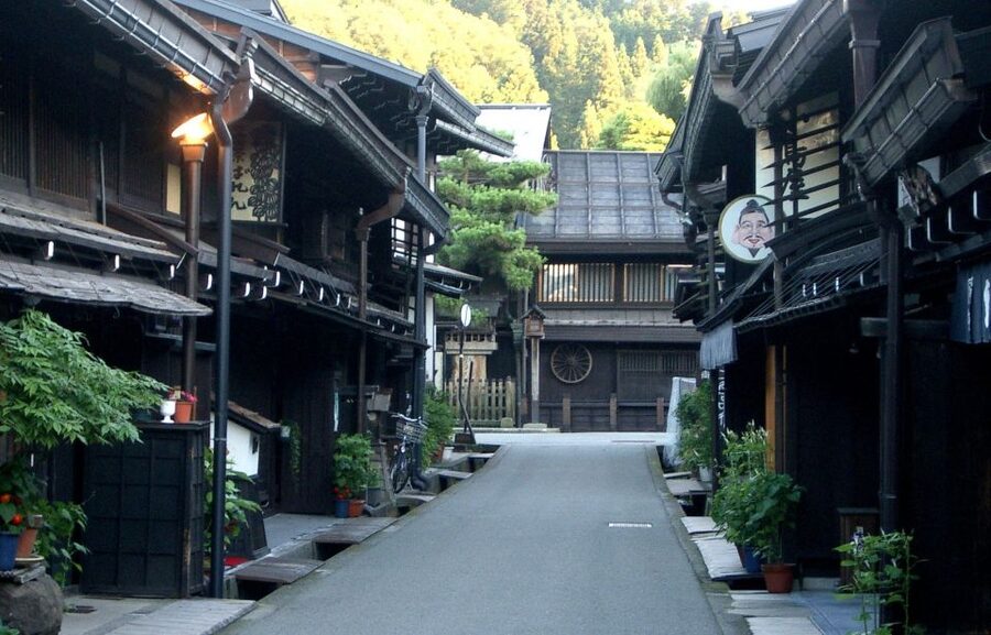 Takayama: Private Walking Tour with a Local Guide - A realistic 4 to 6 hour route, without wasting time