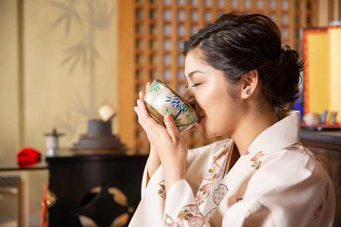 Tea ceremony experience with simple kimono in Okinawa - Tea tools and silk cloth handling: the etiquette you can use again