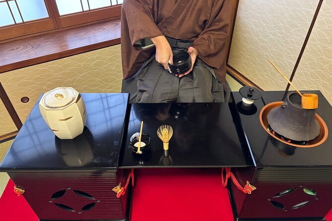 Tea Ceremony in 150 Years Old Townhouse with Tables and Chairs - Why Ninenzaka is the right setting for a tea ceremony lesson