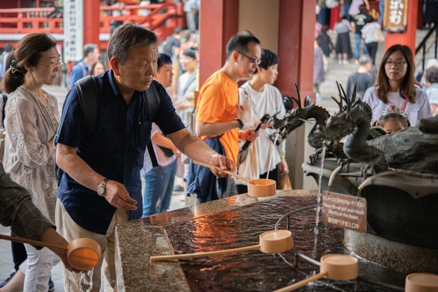 Tokyo: 2-Hour Asakusa Food Hunt & Cultural Tour - Handmade rice crackers and snack stories from decades back