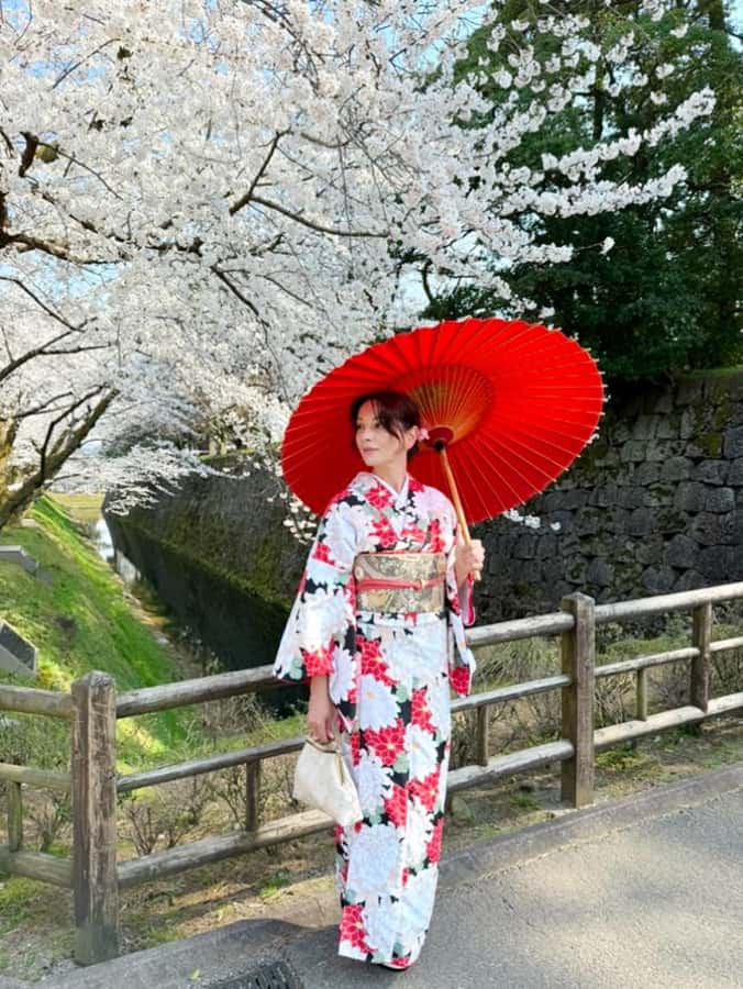 Tokyo Asakusa: Traditional Kimono Rental Experience at Wargo - Entering Asakusa in a Kimono, the Wargo Way