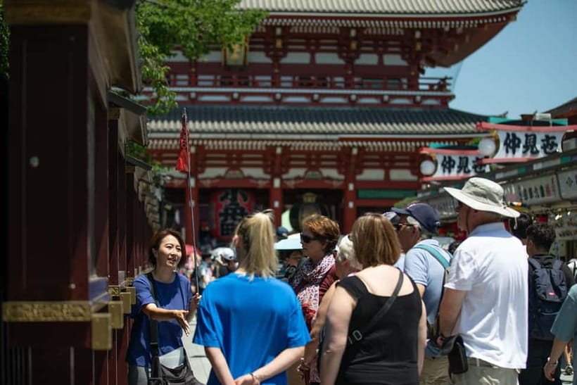 Tokyo: Asakusa Walking Tour with Sensoji Temple Visit - Starting at Kaminarimon: what to look for in the first minutes