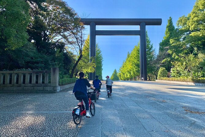 Tokyo Deep Inside Cycle Tour～3 Hours E Bike Tour around Tokyo - From Kitanomaru Park to the Imperial Palace Outer Perimeter