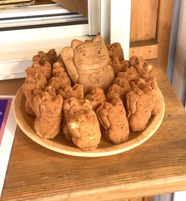 Tokyo: Gotokuji Cat Temple, Shinjuku Cat Cafe & 3D Cat Tour - Gōtokuji Shopping Street: Cat-Themed Snacks and Souvenir Hunting