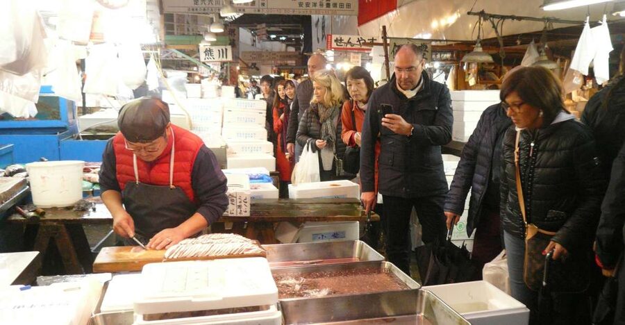 Tokyo: Guided Walking Tour of Tsukiji Market with Breakfast - Start at Tsukiji Hongwanji Temple, before the food sprint