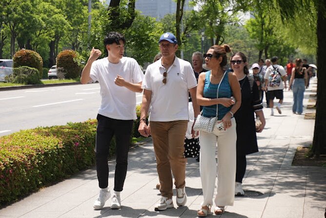 Tokyo: Imperial Palace and Shogun Historical Walking Tour - The walk into Edo Castle ruins: gates, stone, and the big picture