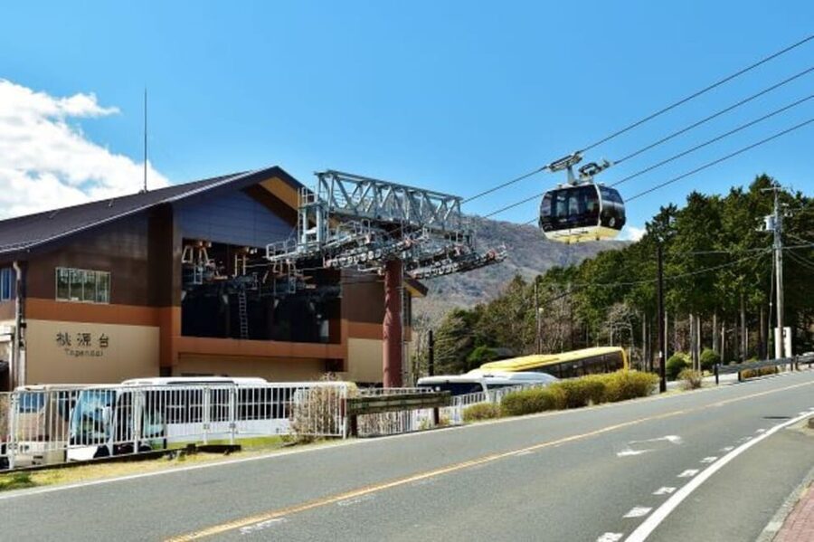 Tokyo: Mt. Fuji and Hakone Tour with Cable Car and Cruise - Photos and souvenirs at the 5th Station, without losing the best light