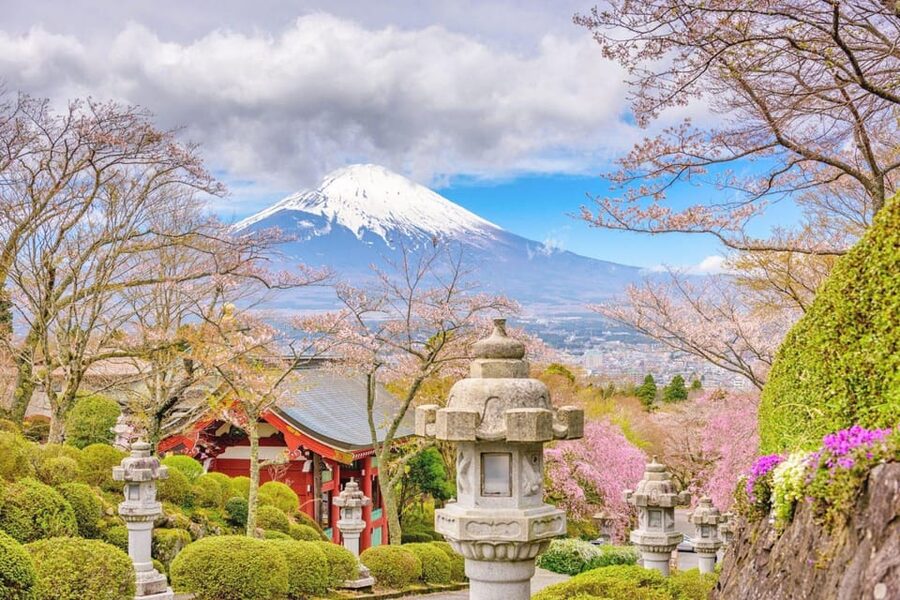 Tokyo: Mt Fuji Lake Kawaguchiko Tour & Arakuyama Sengen Park - Group size and guide style, why it can feel smooth