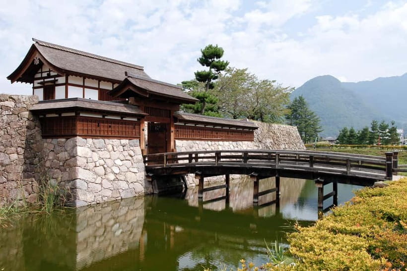 Tokyo: Nagano Snow Monkeys and Zenkoji Tour with Temples - A comfortable private ride for a 12-hour Nagano day