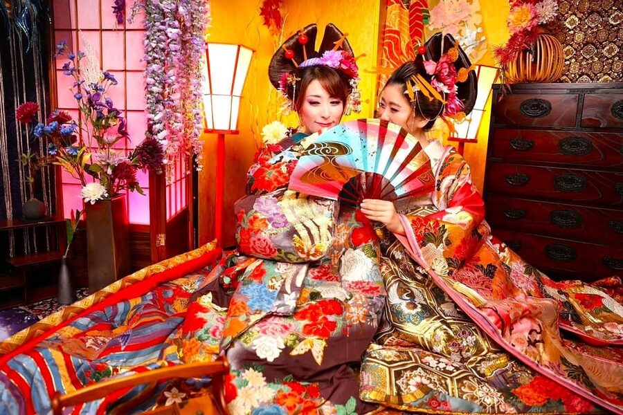 Tokyo: Private Makeover Photography Studio in Luxury Kimono - Choosing an Oiran-Style Kimono Outfit and Props