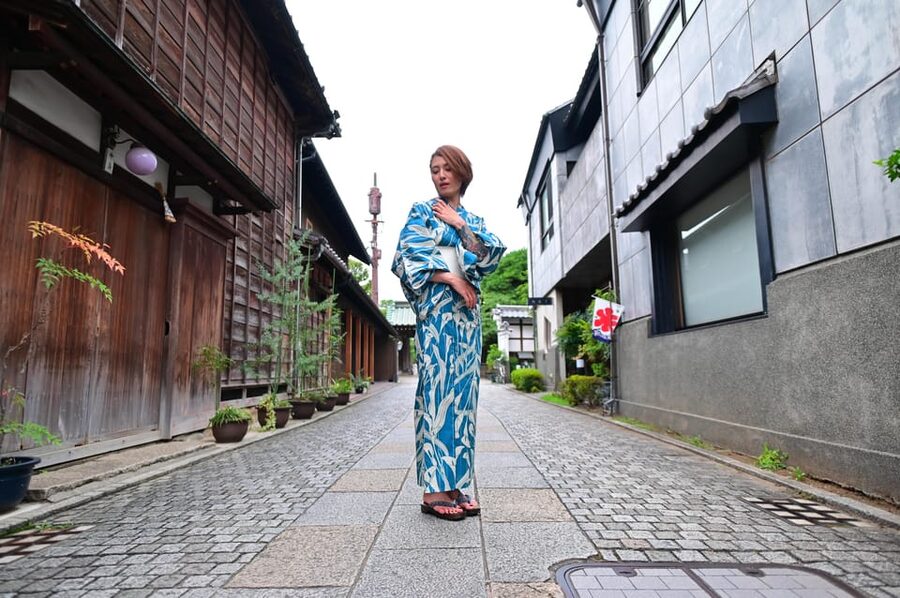 Tokyo Private photo tour with Nightstreet Neon photographer - The real secret is posing guidance, not “perfect poses”