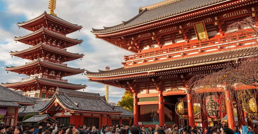 Tokyo: Private Walking Tour with a Local Guide - Senso-ji and Asakusa: the classic start with a guide who explains the meaning