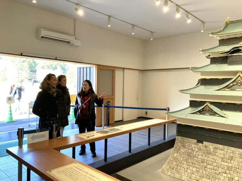 Tokyo: Pvt. Tour - Edo Castle & Imperial Palace East Gardens - Start at Wadakura Fountain Park, then step into Edo-era geometry