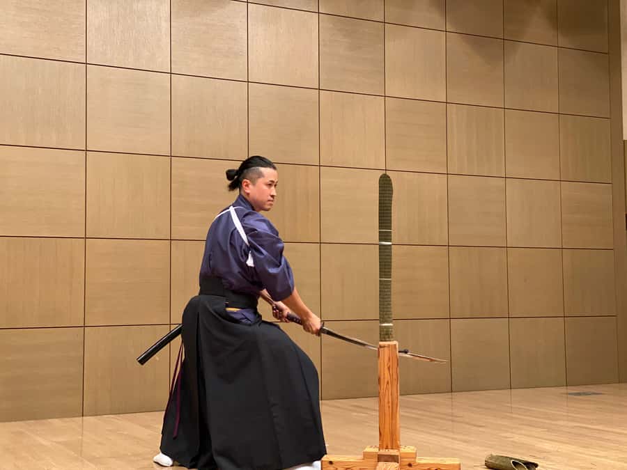 Tokyo: Samurai Experience with a real sword - Photo Session and Take-Home Video: Why the Media Makes It Worth It