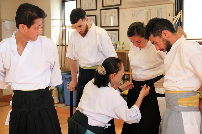 Tokyo:Samurai sword and archery class from a samurai descendant - Samurai archery in practice: real bow and arrow