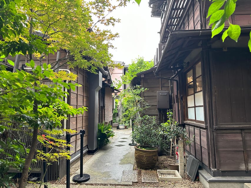 Tokyo:Stroll in Old traditional culture towns~Yanaka & Nezu - Yanaka’s residential lanes: old houses, local rhythms, and real conversations