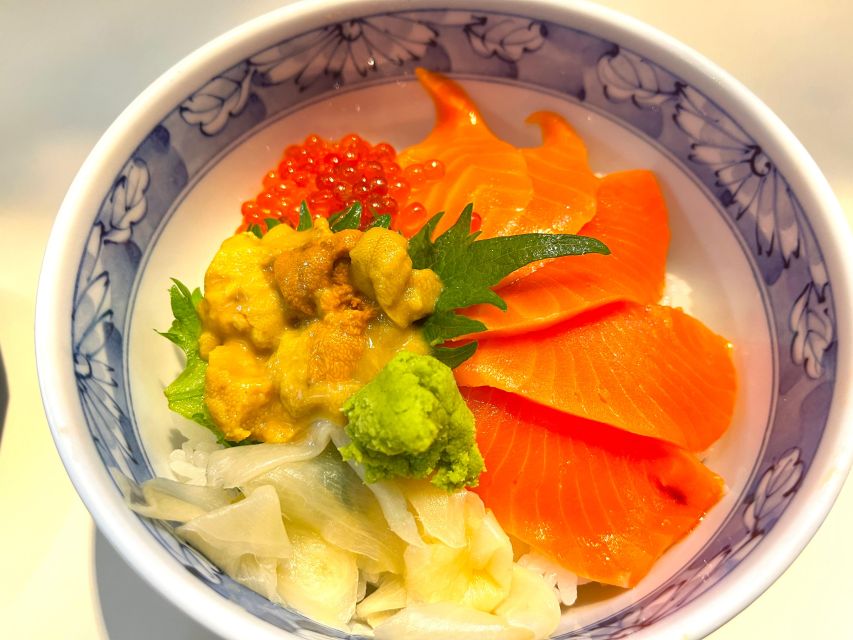Tokyo: Tsukiji Fish Market Tour with 6 Stops & Seafood Lunch - Lunch at a seafood donburi counter: the sit-down moment that matters