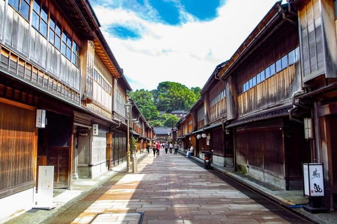 True Kanazawa: Private Walking tour with a Local guide - Sample ways to build your 3-stop Kanazawa morning