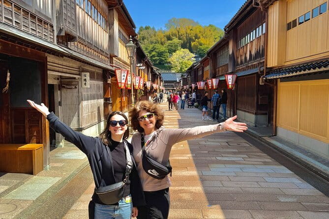 True Kanazawa: Private Walking tour with a Local guide - Lunch with your guide, and how it changes your stop count